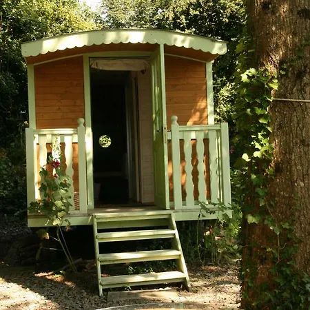Le Lavoir De Julia Bourgvallees